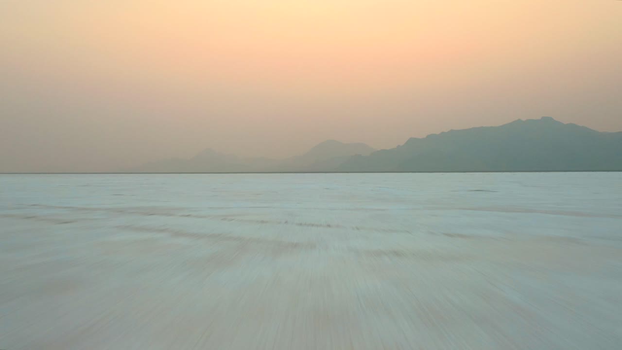 유타주 투엘에 있는 본네빌 솔트 플랫의 일출