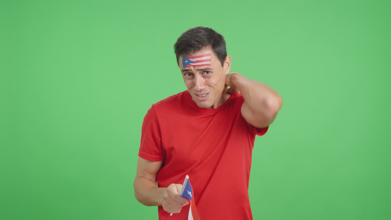 Uomo che fa il tifo per Porto Rico durante una partita persa