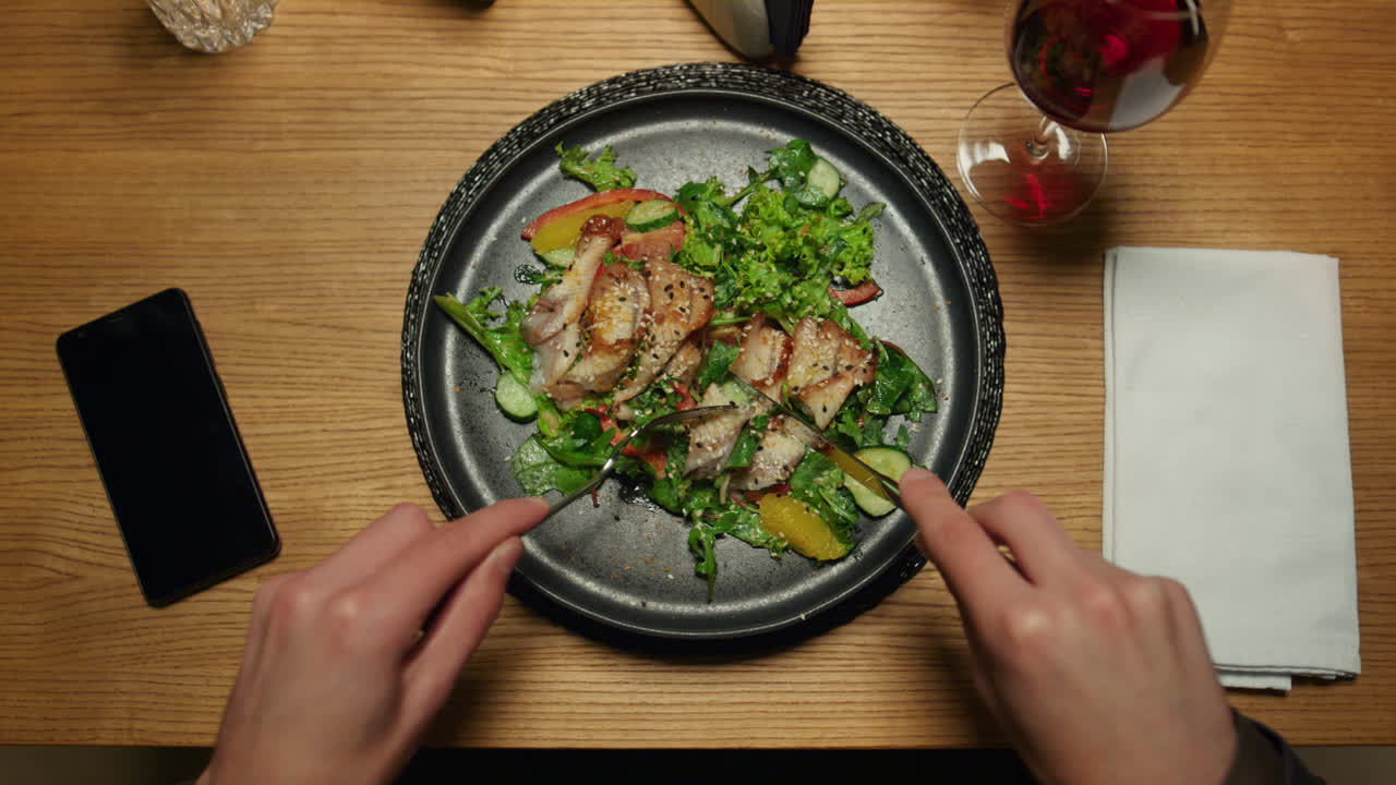 hombre comiendo una cena sabrosa en la mesa del restaurante. novio compartiendo comida en el café.
