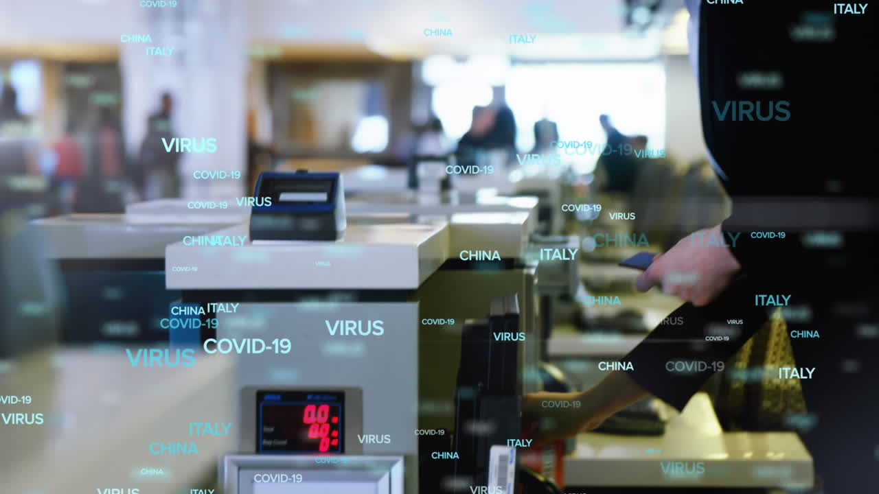 공항에서 여권 통제를 하는 동안 두 인종 남성 위에 떠다니는 코로나19 단어들의 애니메이션