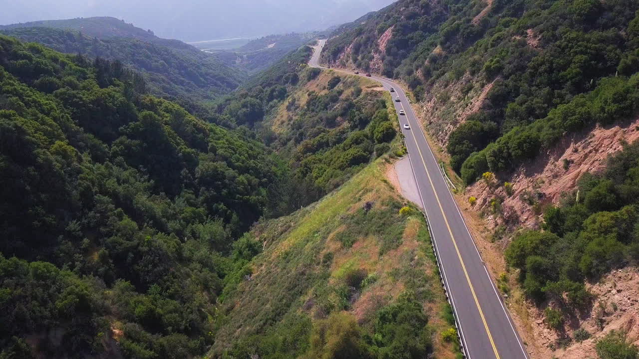 vista aérea de la carretera de montaña que serpentea a lo largo del valle del oso grande, california