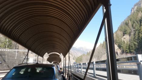 perspectiva única de automóviles transportados por tren en suiza.