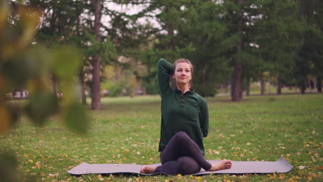mujer practicando yoga en un parque