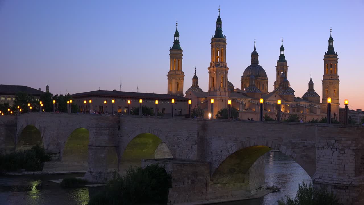 Un classico e bellissimo ponte in pietra a Saragozza, Spagna con sfondo di cattedrale cattolica