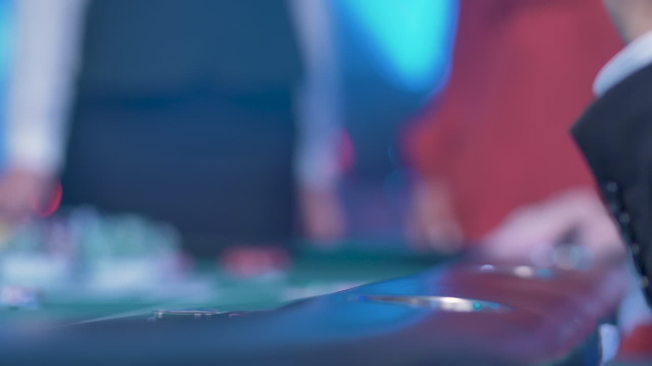 카지노에서 양복을 입은 남자는 위스키를 마시고 내기로 포커 칩을 던집니다.