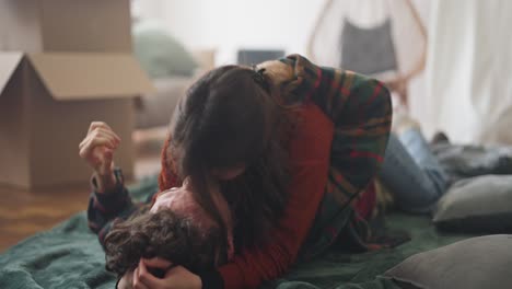 una pareja feliz mudándose.