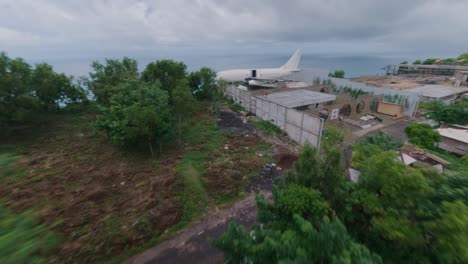 fpv drone volando sobre la toma del hotel de avión de mandala airlines sobre un acantilado en bali