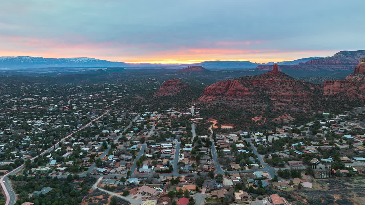 미국 애리조나 주 세도나에 있는 굴 바위 (chimney rock) 를 향해 레지던스 웨스트 세도나 (residential west sedona) 를 날아다니고 있다.