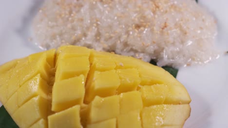 auténtico postre de arroz pegajoso tailandés de cerca girando en la placa