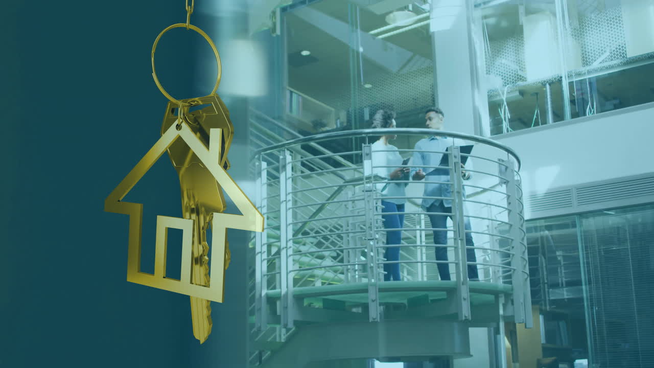 Animazione di una chiave di casa dorata e un portachiavi su diversi professionisti