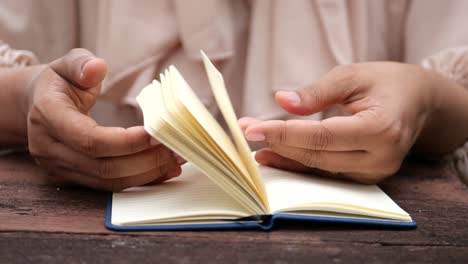persona leyendo un cuaderno