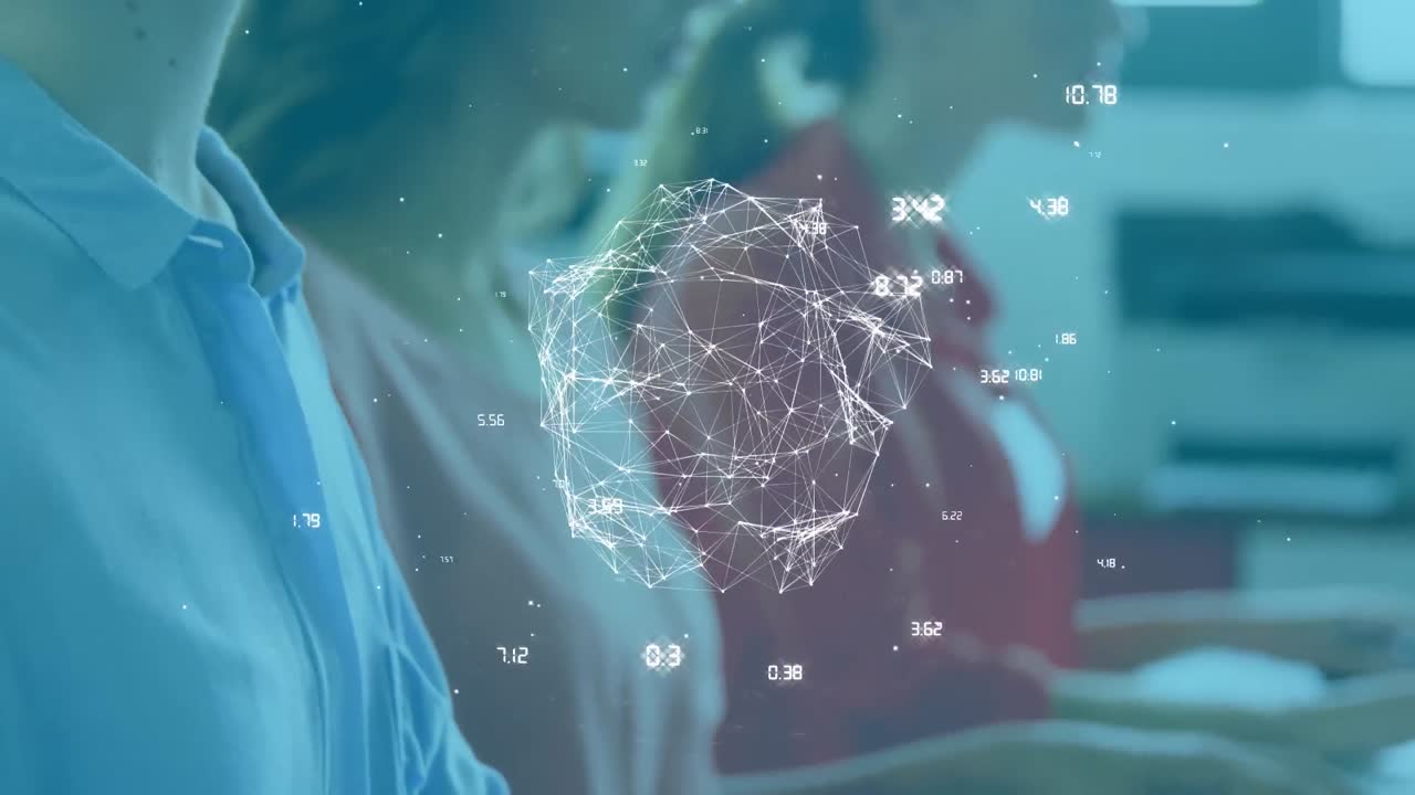 mundo de la red de conexiones girando en contra de la mujer caucásica usando la computadora en la oficina