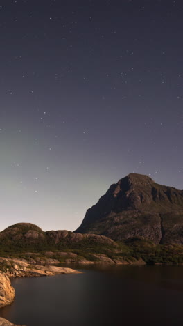 aurora boreal en noruega en vertical