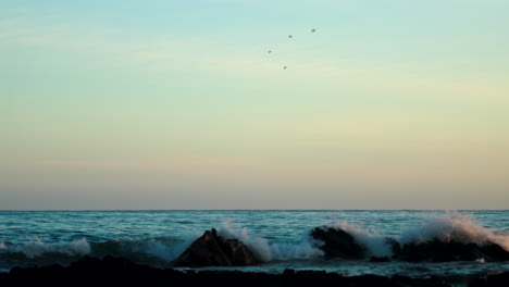 Olas-Golpeando-Las-Rocas-Al-Atardecer