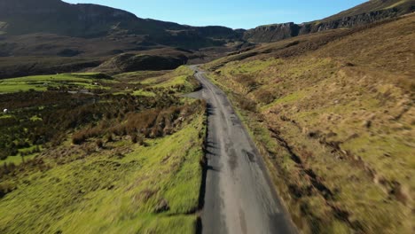 Flug-über-Eine-Verlassene-Hochlandstraße-Durch-Das-Quiraing-Am-Trotternish-Ridge,-Isle-Of-Skye,-Schottland
