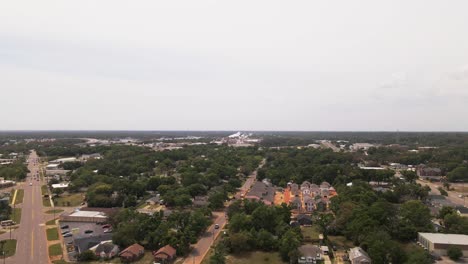 Fliegen-In-Der-Nähe-Einer-Stadt-Mit-Einer-Fabrik-1