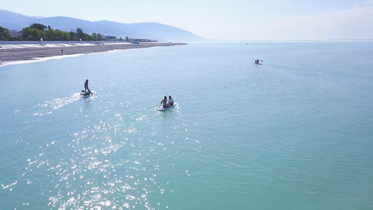 물 활동과 함께 해안 풍경