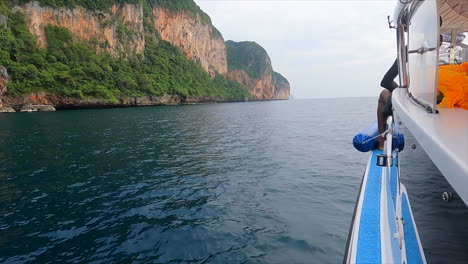 Viaje-En-Barco,-Viendo-Rocas-En-La-Asombrosa-Tailandia