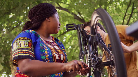 pareja activa que atiende bicicletas al aire libre