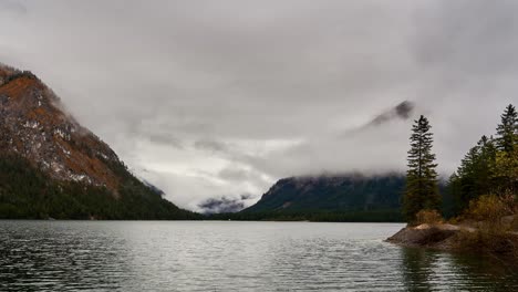 Las-Nubes-Arremolinadas-Revelan-Lentamente-Los-Picos-Alpinos-En-Heiterwangersee,-Un-Lago-En-Tirol,-Austria