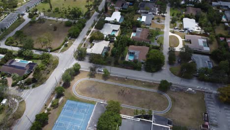 Vista-Aérea-De-Un-Suburbio-Del-Sur-De-Florida-Con-Muchas-Piscinas