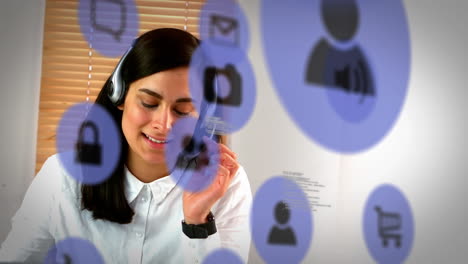 animación de iconos púrpuras volando sobre una mujer usando auriculares de teléfono en casa