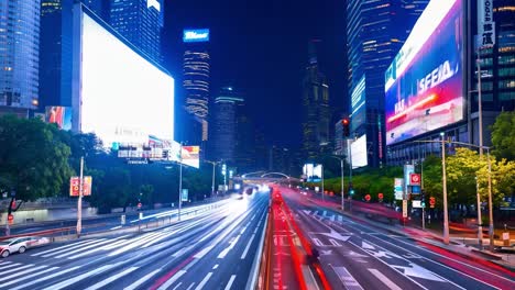 tráfico nocturno en una concurrida calle de la ciudad