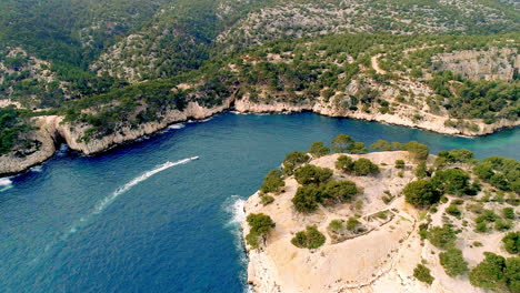 imágenes de drones de un barco en calanque junto a cassis, al sur de francia