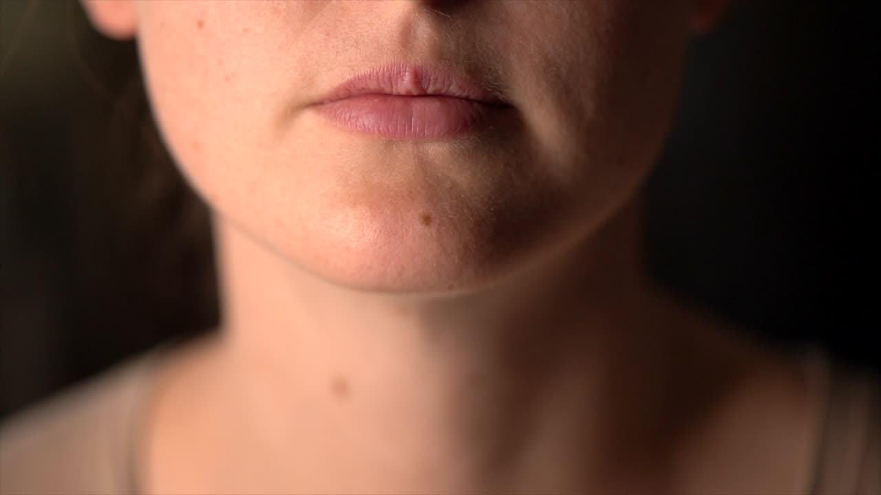 macro de primer plano en tiempo real labios soplando burbujas en la cámara