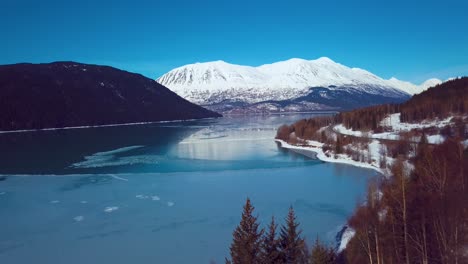 Vídeo-De-4.000-Drones-De-Montañas-Cubiertas-De-Nieve-Junto-A-Un-Lago-En-Alaska-Durante-El-Invierno