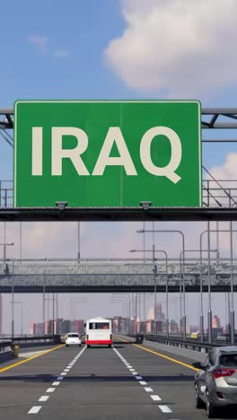 escena de la autopista con el avión y el signo de irak