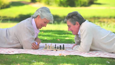 Pareja-Madura-Jugando-Al-Ajedrez