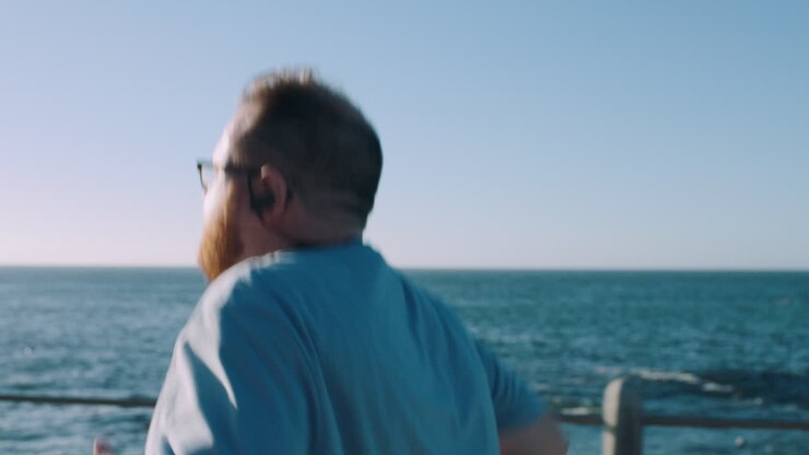 Fitness, perdita di peso e uomo che corre vicino all'oceano