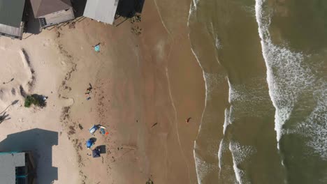 vista de pájaro de las casas en la playa del lago jackson frente al golfo de méxico en texas