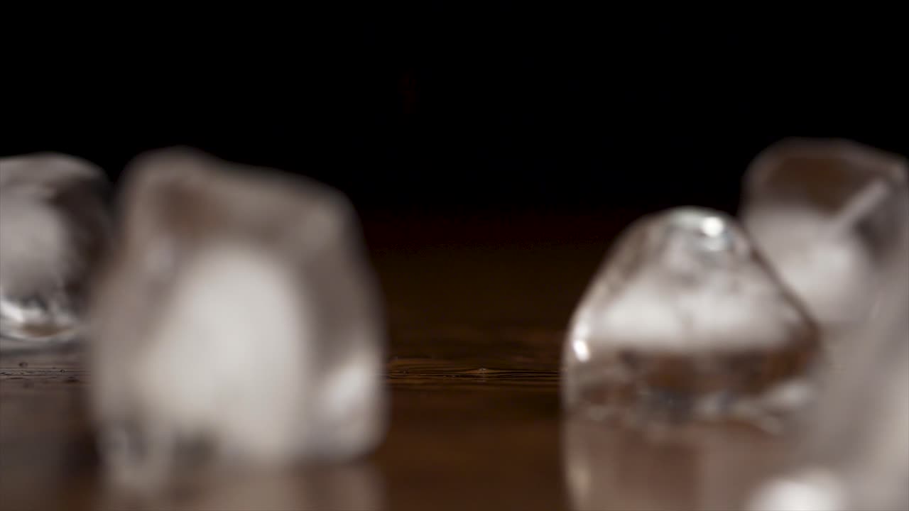 gotas de agua y cubos de hielo en una superficie