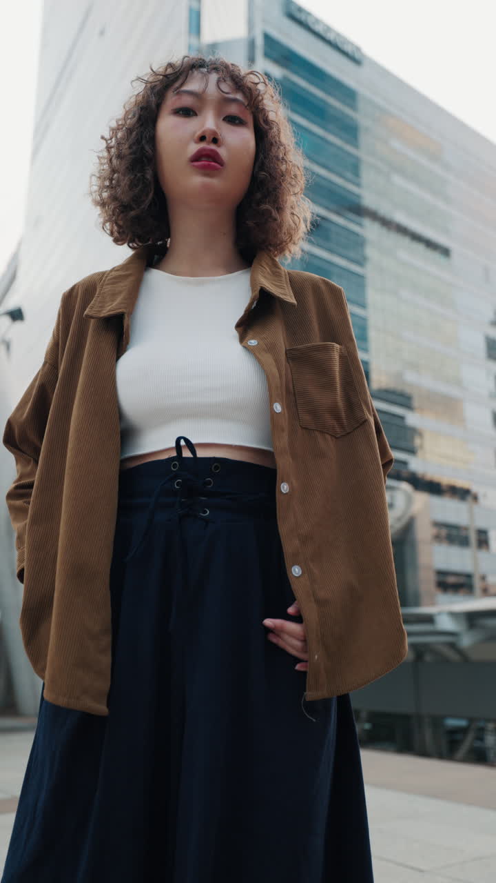 mujer elegante en el paisaje urbano