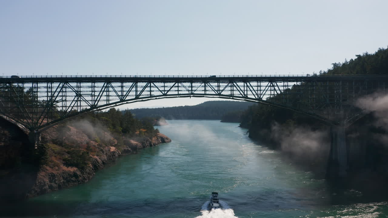 디셉션 패스 브리지 위드비 섬 - 4k 드론 공개 보트