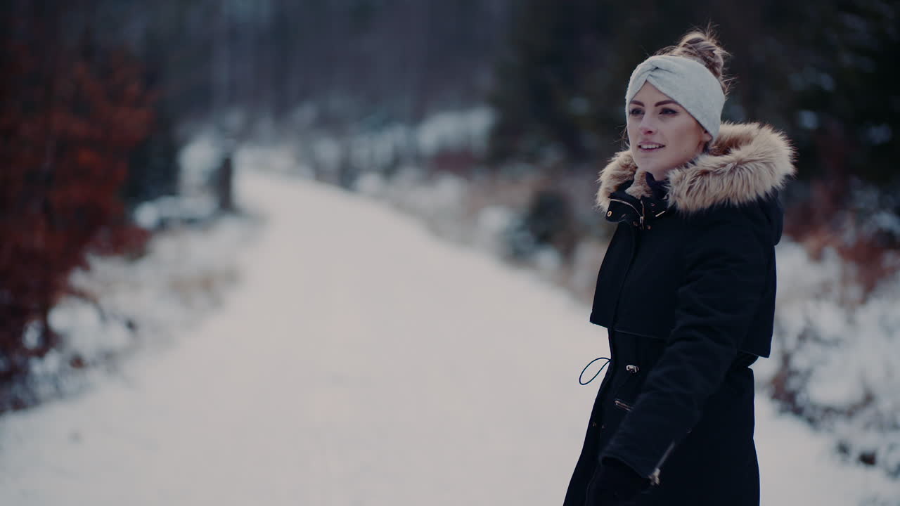남자친구에게 손을 내미는 여자 ona 겨울에 숲에서 산책
