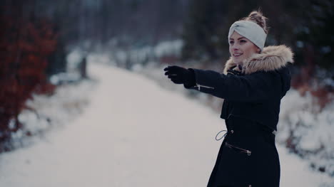 Mujer-Dando-La-Mano-Al-Novio-Ona-Walk-En-Bosque-En-Invierno