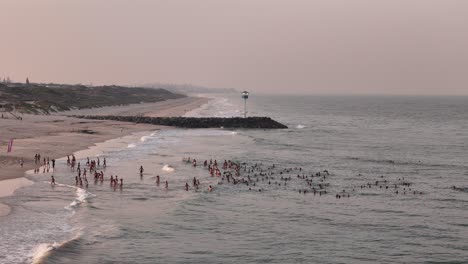 Menschen-Schwimmen-In-Einer-Großen-Gruppe-Am-Stadtstrand-In-Westaustralien-Bei-Sonnenaufgang