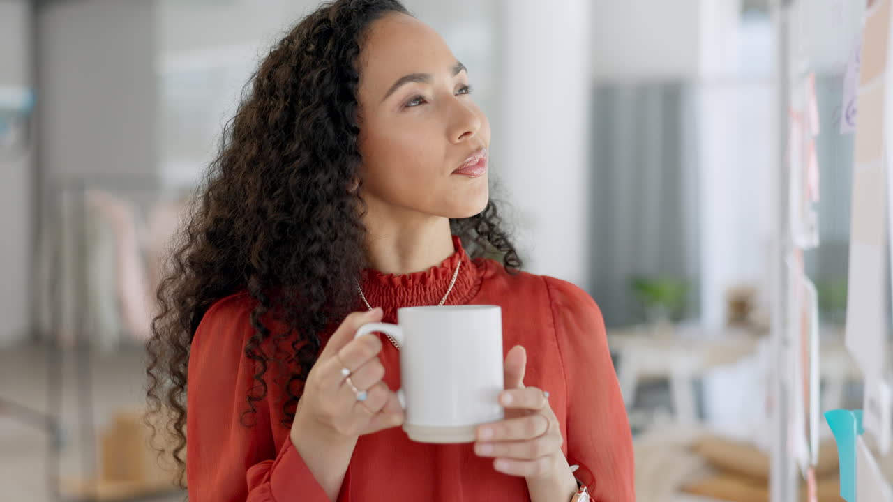 café, pensamiento y mujer de negocios en la oficina