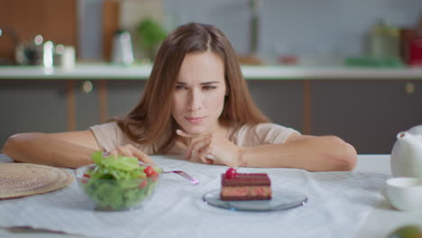 mujer decidiendo qué comer