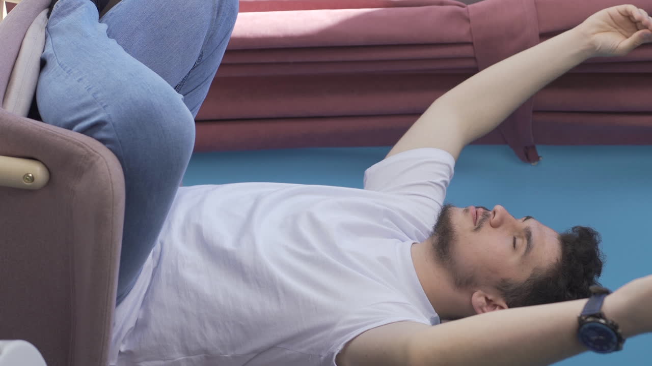 창문 앞에서 요가를 하는 남자의 수직 비디오.