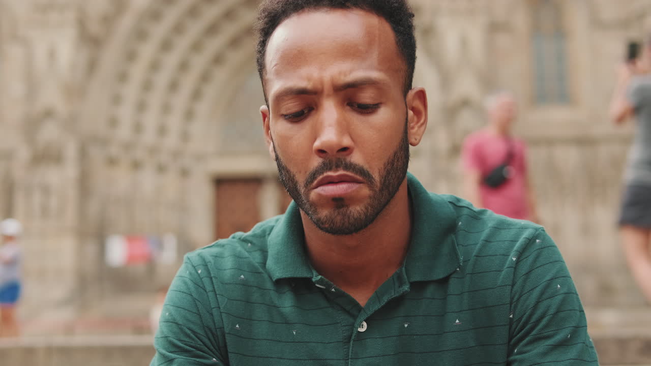 retrato de un hombre en la ciudad