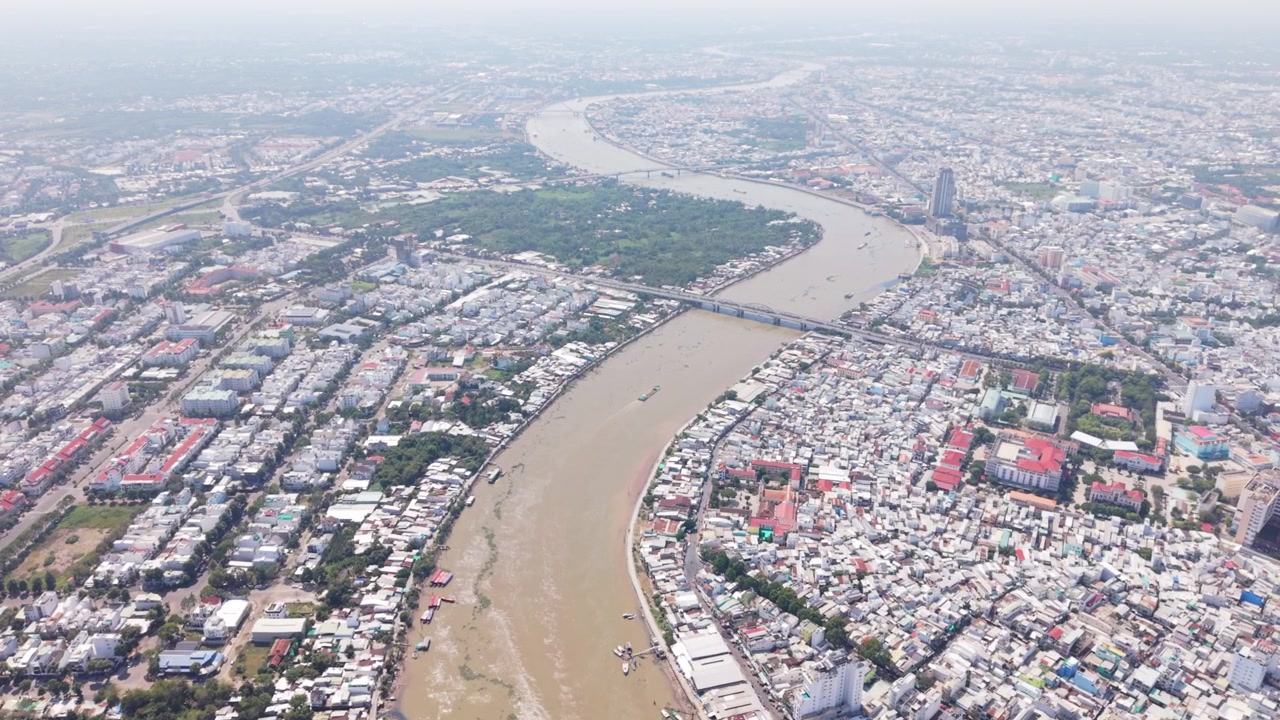 Veículo Aéreo Não Tripulado filma o vibrante Rio Mekong com a área urbana circundante. Drone voador registra o energético Rio Mekong fluindo por uma cidade movimentada com paisagens vívidas.