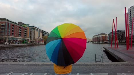 Un-Paraguas-Giratorio-Celebra-La-Semana-Del-Orgullo-De-Dublín-Cada-Fin-De-Junio