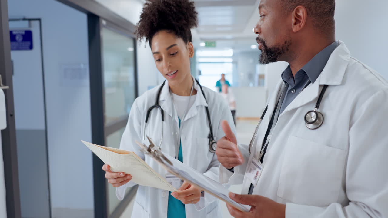 Médicos, trabajo en equipo y asesoramiento con documentos