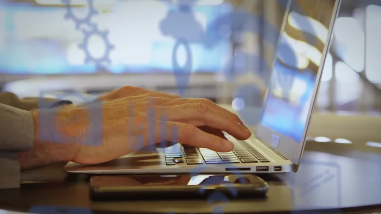 animación de múltiples iconos sobre las manos recortadas de un hombre caucásico que trabaja en una computadora portátil