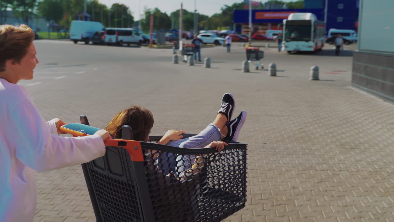 친구 들 이 쇼핑 카트 에서 재미 를 느끼고 있다