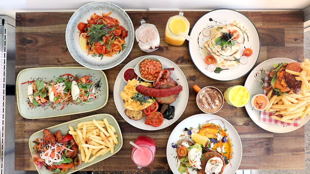 남성 손 스타일링 음식 사진 평평하다